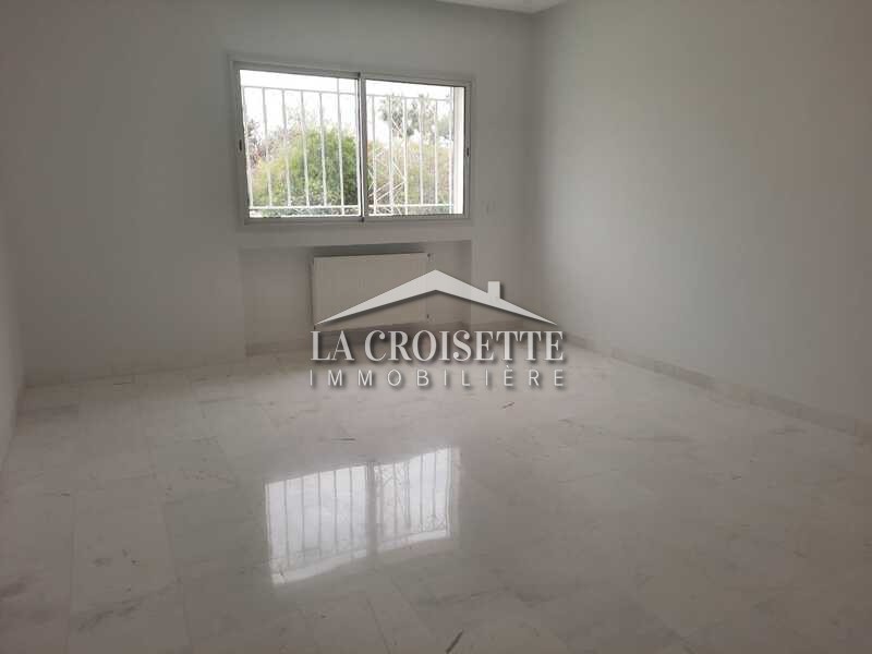Triplex S+5 avec piscine à La Soukra